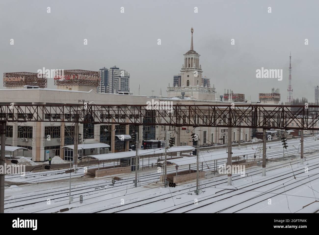 Stazione ferroviaria Krasnodar-1 in inverno. Non ci sono treni sui binari. Il concetto di trasporto ferroviario. Krasnodar, Russia, 18 febbraio 2021 Foto Stock