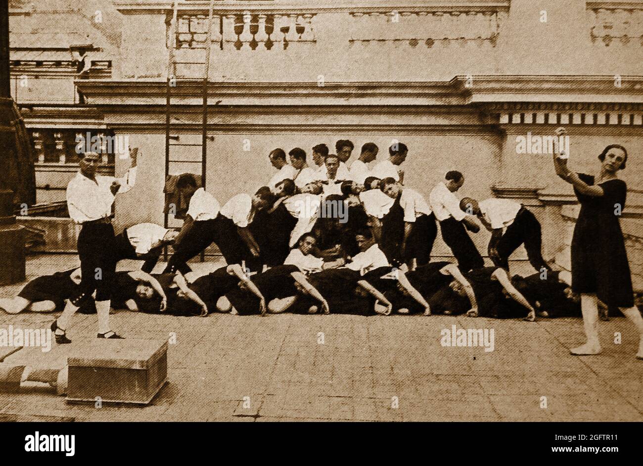 Una prima foto scattata a Monte Carlo di una prova per la produzione DI LES NOCES nel 1949.Les noces aka in inglese IL MATRIMONIO o in russo come Свадебка, Svadebka) è un balletto e concerto orchestrale composto da Igor Stravinsky e dedicato ito impresario Sergei Diaghilev. Originariamente inteso come punteggio balletto, può essere eseguito senza ballerini. Le registrazioni sono state fatte per le registrazioni che ha condotto per la Columbia Records in 1934 e 1959. Foto Stock
