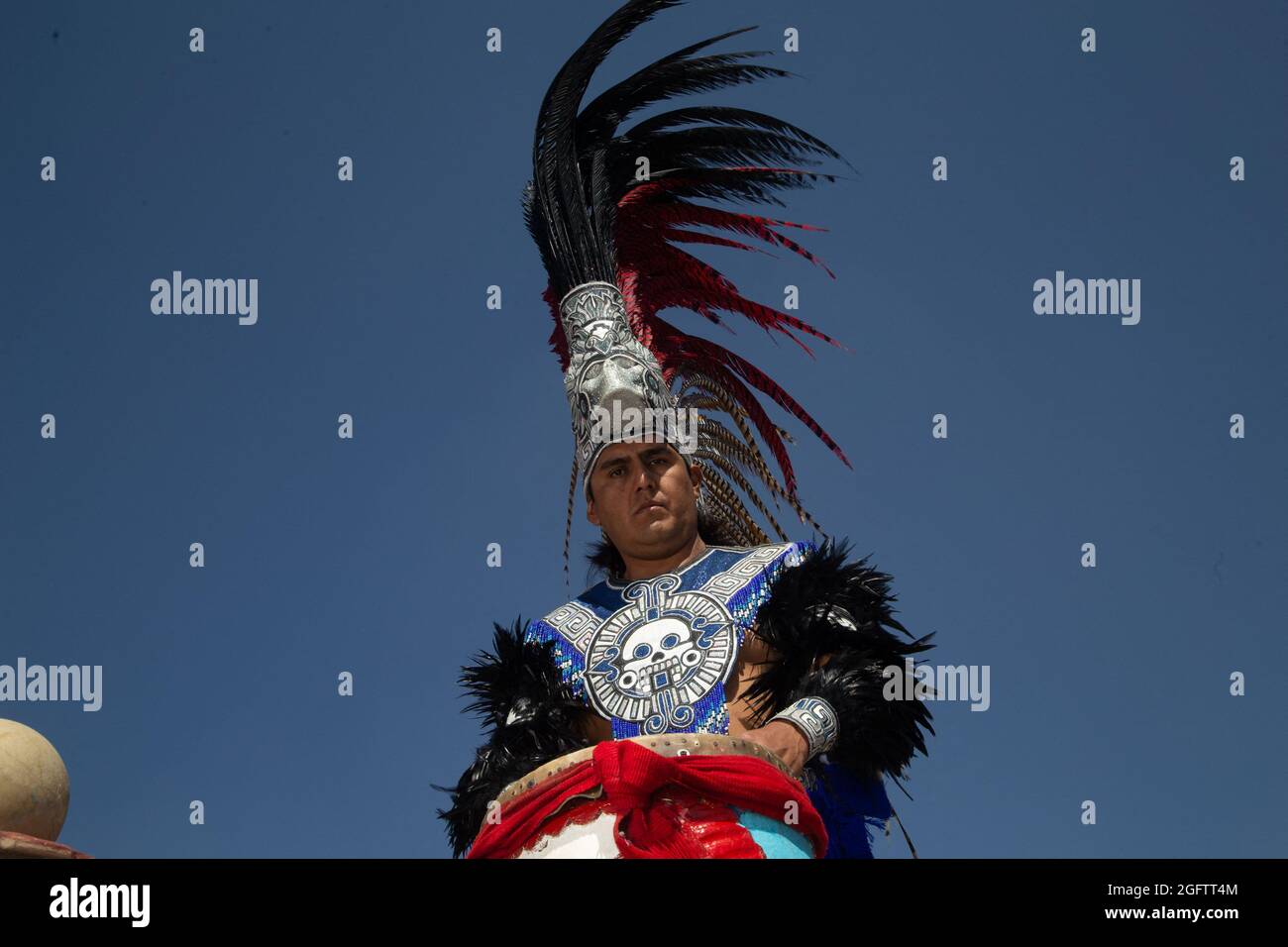 Un uomo si pone vestito da guerriero azteco nell'area di gioco della palla azteca come parte di una cerimonia pre-ispanica nella zona archeologica. Teotihuacan, Messico, 26 agosto 2021. Foto di Ricardo Castelan/Eyepix/ABACAPRESS.COM Foto Stock