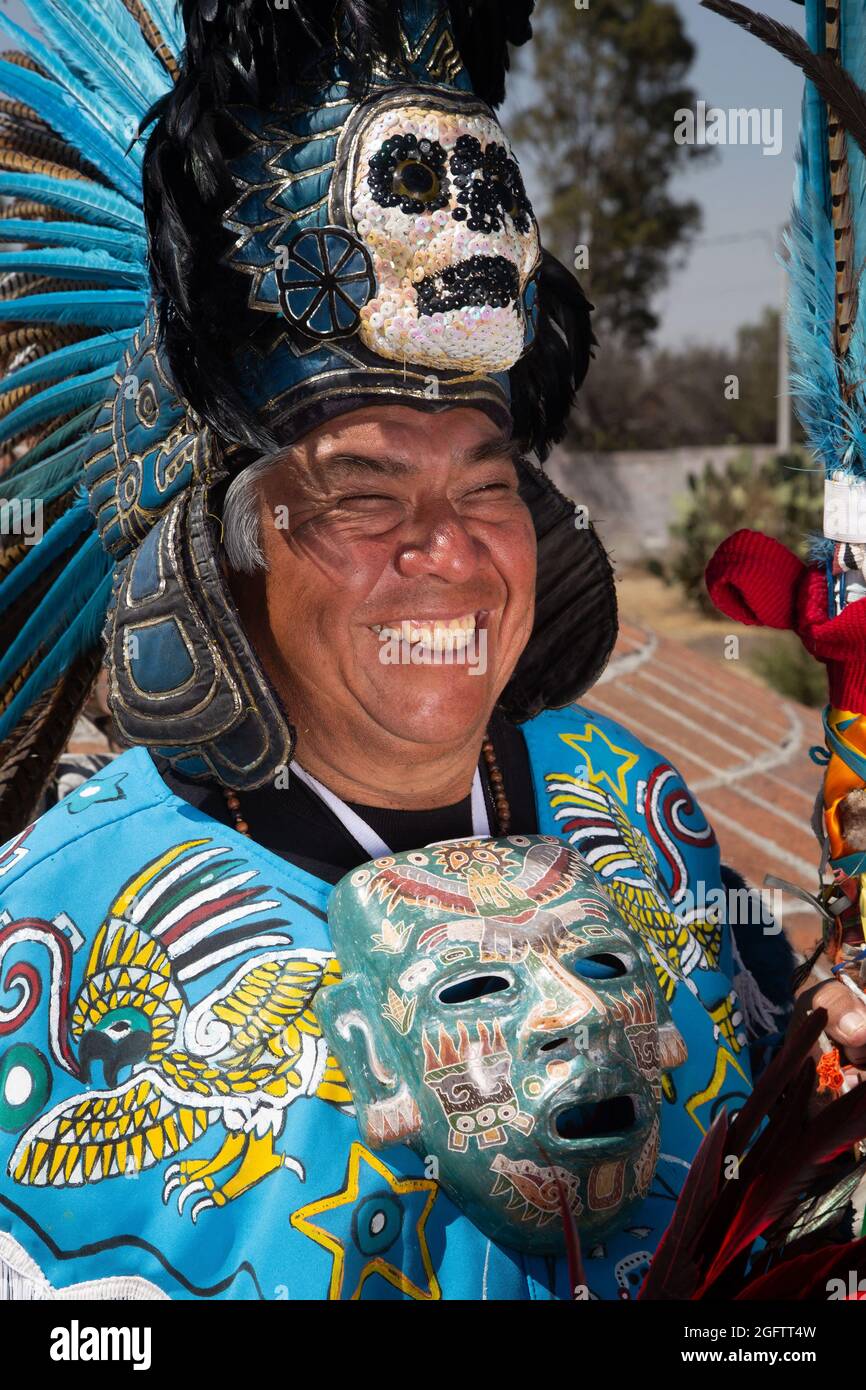 Un uomo si pone vestito come guerriero azteco davanti a un Temazcal come parte di una cerimonia pre-ispanica nella zona archeologica. Teotihuacan, Messico, 26 agosto 2021. Foto di Ricardo Castelan/Eyepix/ABACAPRESS.COM Foto Stock