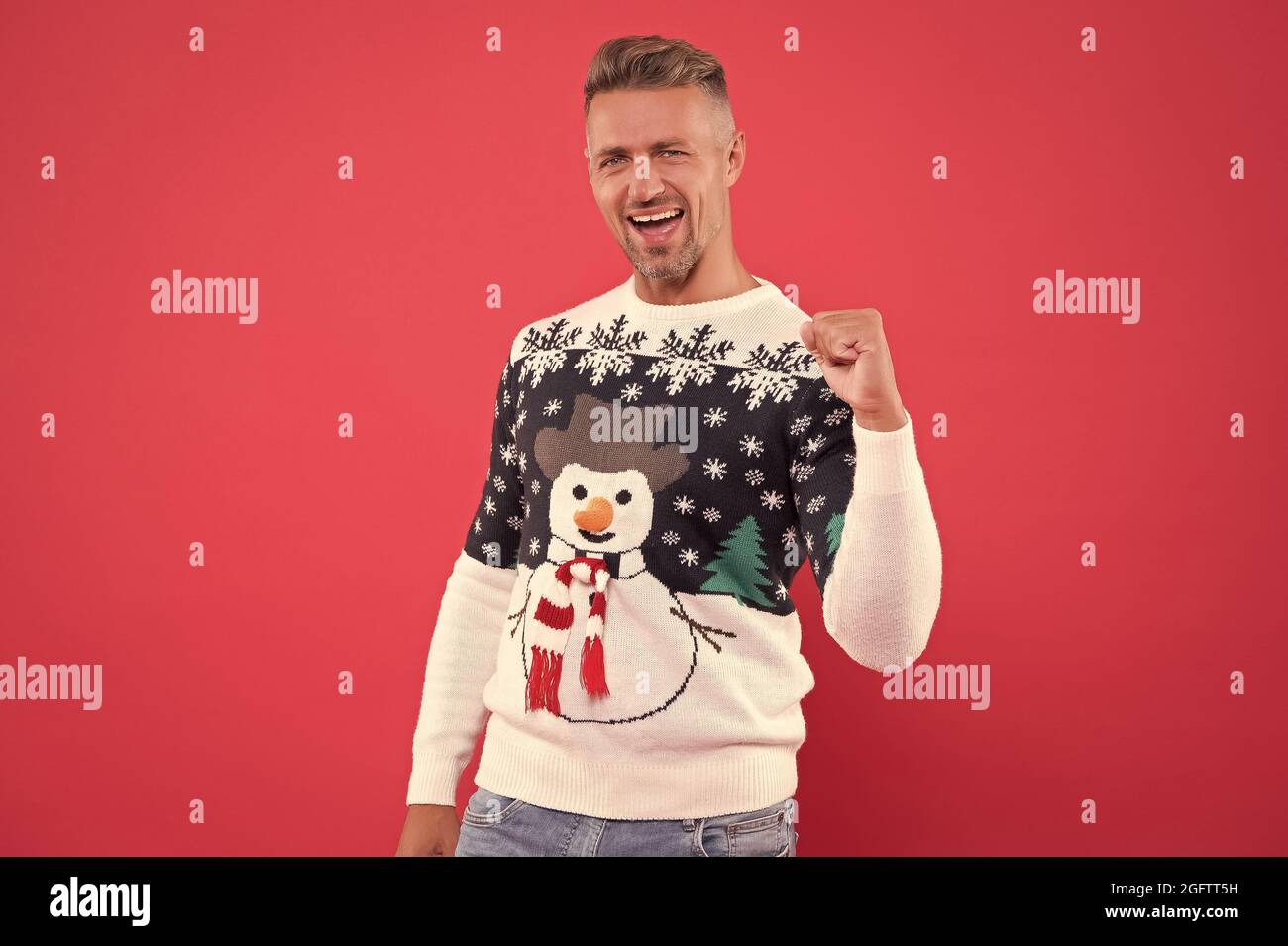 felice anno nuovo. buon natale. allegro uomo non rasato in divertente  maglione a maglia. uomo celebrare festa di natale. inverno vacanze  preparazioni. tempo per Foto stock - Alamy