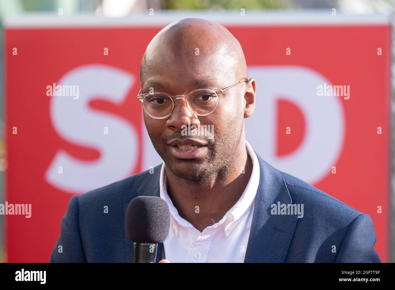 26 agosto 2021, Hessen, Francoforte sul meno: Armand Zorn, SPD Bundestag candidato alla circoscrizione di Francoforte sul meno i, interviene durante una discussione sotto il motto 'Zusammenhalt. Solidarietà. Appartenenza.'. Foto: Sebastian Gollnow/dpa Foto Stock