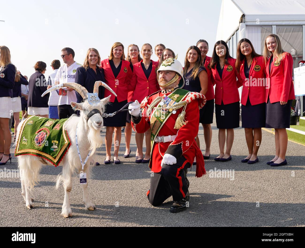 Il sergente maggiore di capra Mark Jackson posa con il Royal Welsh Regiment Mascot di nome Shenkin, una capra bianca del Kashmir e il Team USA durante la cerimonia di apertura della 41a partita della Curtis Cup a Conwy, Galles, mercoledì 25 agosto 2021. (Steve Flynn/immagine dello sport) Foto Stock