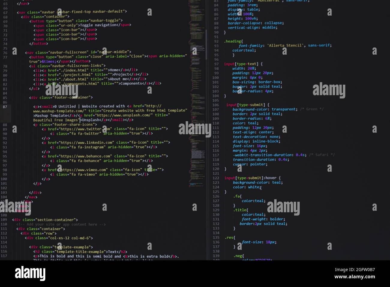 sviluppatore python, java script, html, css codice sorgente sullo schermo del monitor. scrittura script dello sviluppatore software. programmazione programmi. programmazione programmatore codice di editing Foto Stock