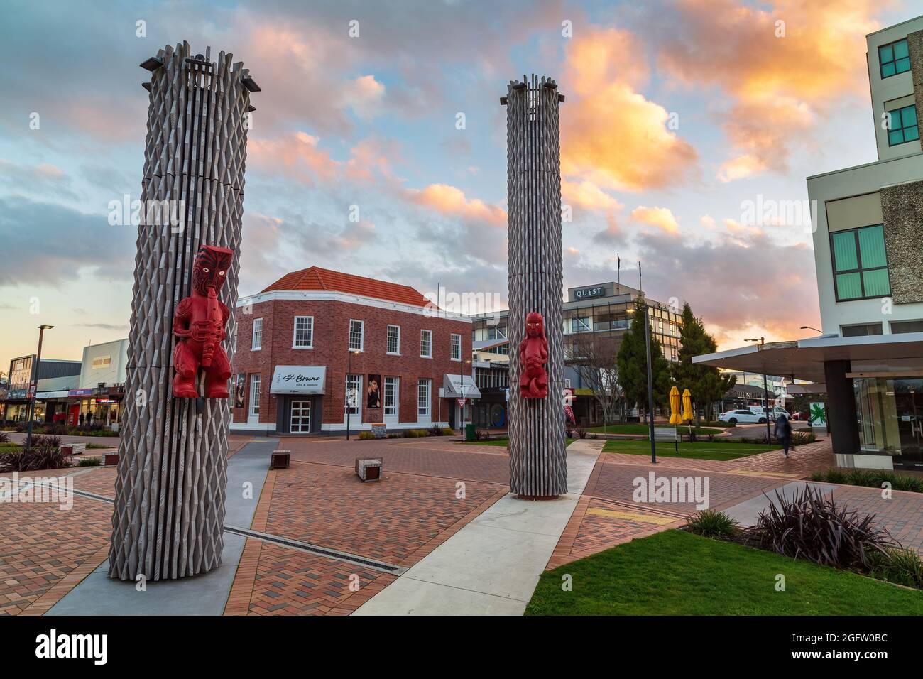 Rotorua, Nuova Zelanda. Sculture di Hinemoa e Tutanekai, due leggendarie figure Maori, in via Tutanekai Foto Stock