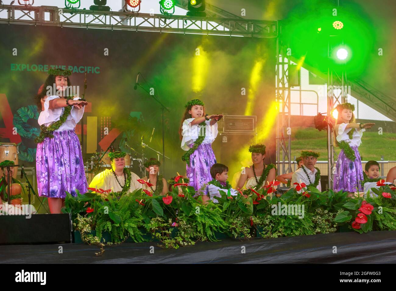 Un gruppo di ragazze hawaiane che ballano sul palco al Festival Pasifika, una celebrazione della cultura dell'Isola del Pacifico ad Auckland, Nuova Zelanda Foto Stock