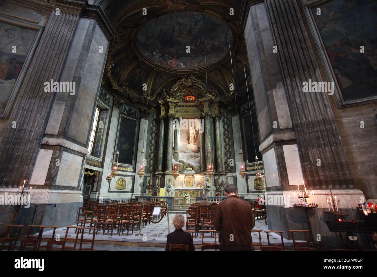 Vista posteriore di due persone all'interno dell'Eglise Saint-Sulpice a Parigi, Francia Foto Stock