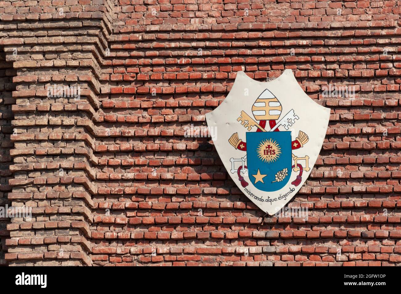 Italia, Lombardia, Pavia, Piazza del Duomo, dettaglio facciata Duomo, stemma di Papa Francesco Foto Stock