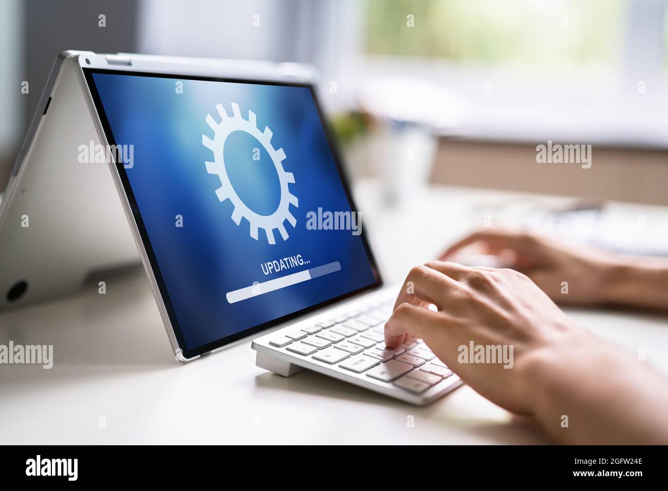 Aggiornamento in linea di Business computer. Avanzamento aggiornamento software Foto Stock