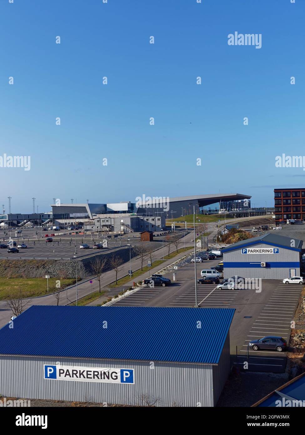 L'aeroporto di Bergen Flesland visto dal tetto dello Scandic Hotel durante l'apice della crisi di Covid con pochissimi passeggeri che viaggiano. Foto Stock