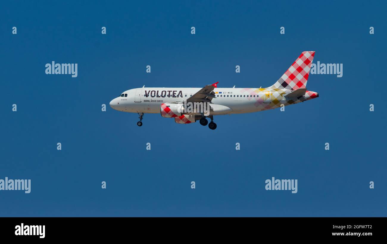 Heraklion, Grecia - 20 agosto 2021 - un Airbus 319-100 di Volotea con il numero di identificazione HB-JCL che si avvicina per l'atterraggio all'aeroporto di Heraklion Foto Stock