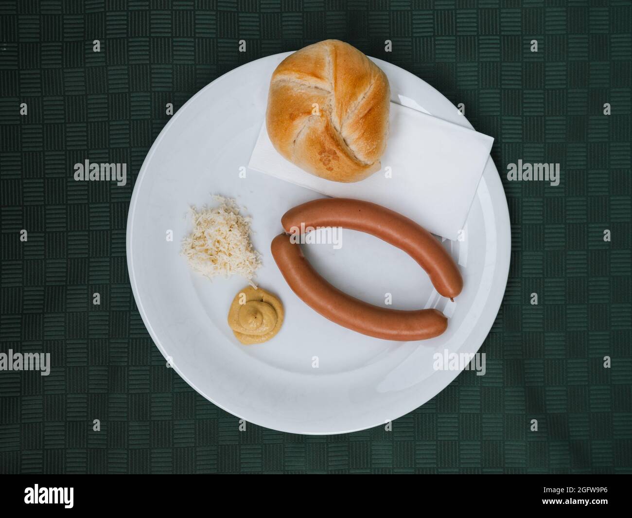 Frankfurter, Wiener o Vienna salsiccia con senape, rafano e Kaiser Roll Foto Stock