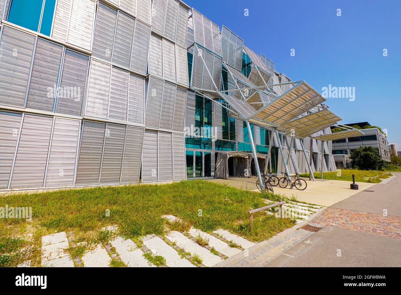 New Mechanics Hall - ME edificio progettato da Dominique Perrault Architecture, Campus of EPFL Ecole Polytechnique Fédérale de Lausanne, Vaud Canton, SW Foto Stock