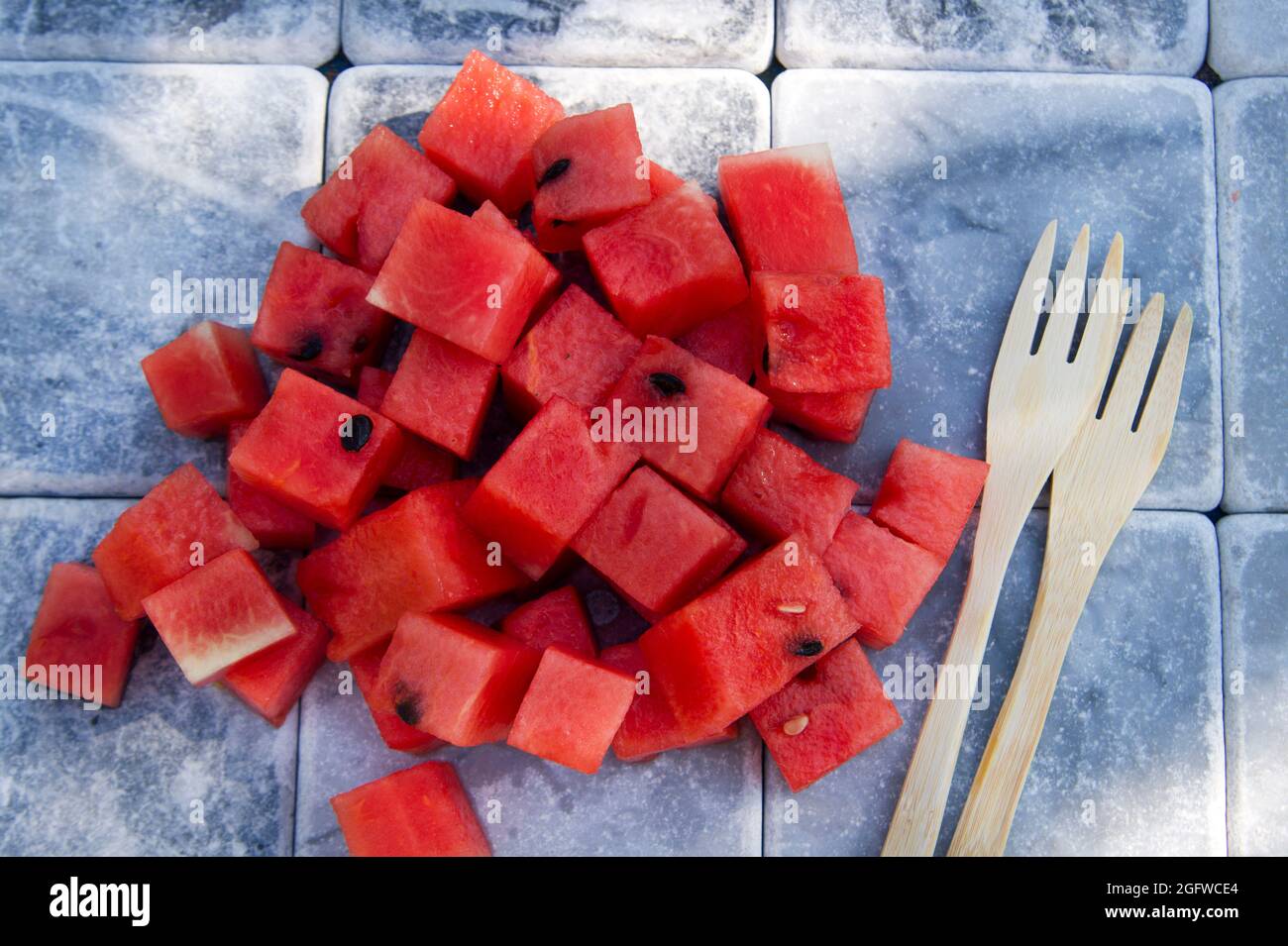 Presentazione di un piatto estivo fatto di anguria a dadini Foto Stock