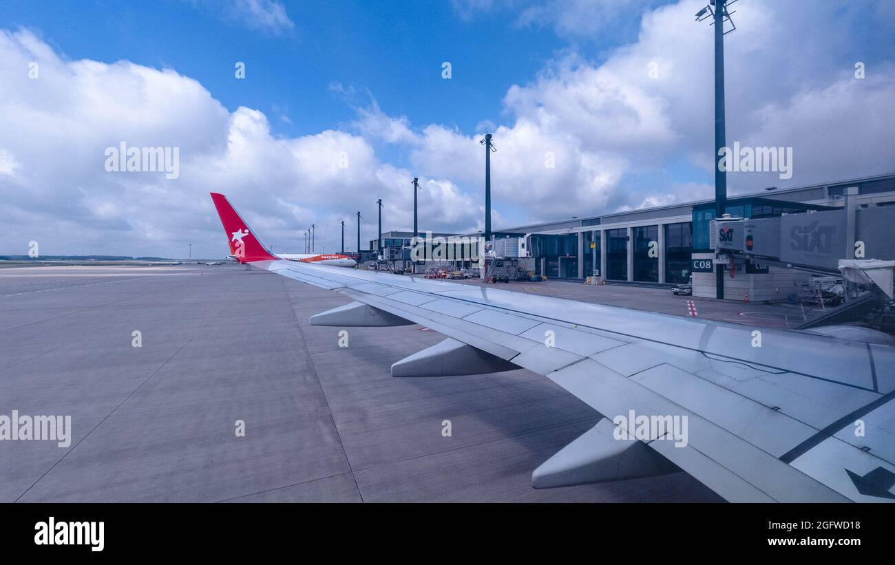 Schönefeld, Germania - 11 agosto 2021 - Vista dalla finestra del velivolo al campo d'aviazione dell'aeroporto di Berlino Brandeburgo Foto Stock