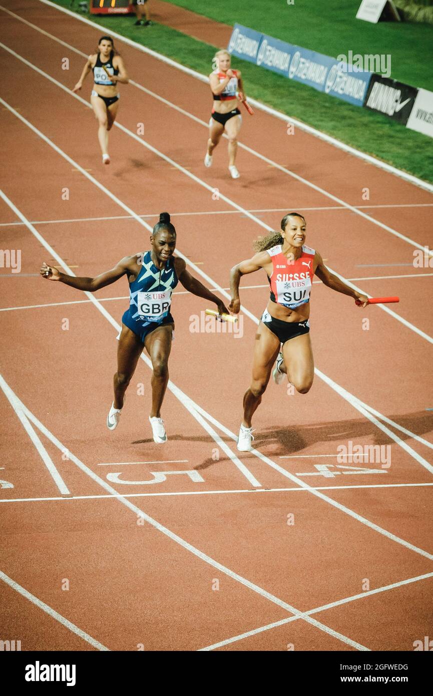 Losanna, Svizzera. 26 agosto 2021. Daryll Neita della Gran Bretagna ha visto davanti a Salome Kora della Svizzera alla Women's 4x100m Relay durante la Wanda Diamond League 2021 all'Olympique de la Pontaise di Losanna. (Photo credit: Gonzlaes Photo - Tilman Jentzsch). Credit: Gonzales Photo/Alamy Live News Foto Stock