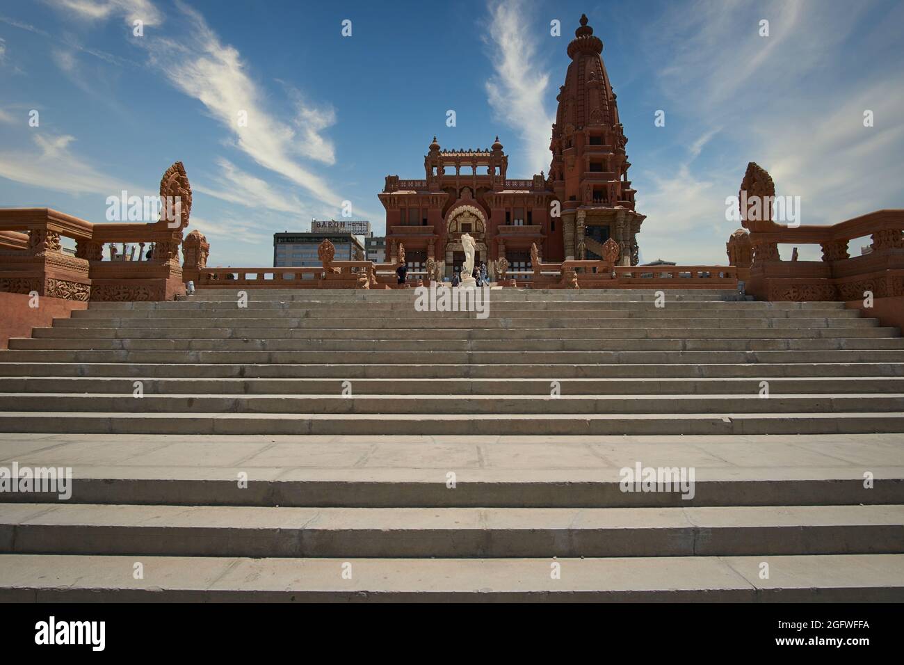 Baron Empain Palace (le Palais Hindou) al Cairo, Egitto esterno luce del giorno girato mostrando l'architettura unica del palazzo con i visitatori a piedi Foto Stock