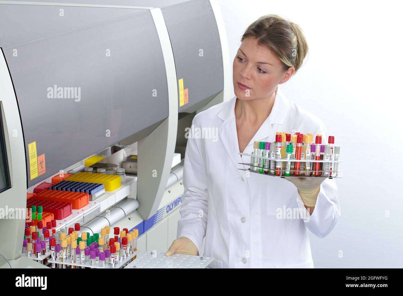 assistente di laboratorio femminile con campioni di sangue in laboratorio Foto Stock