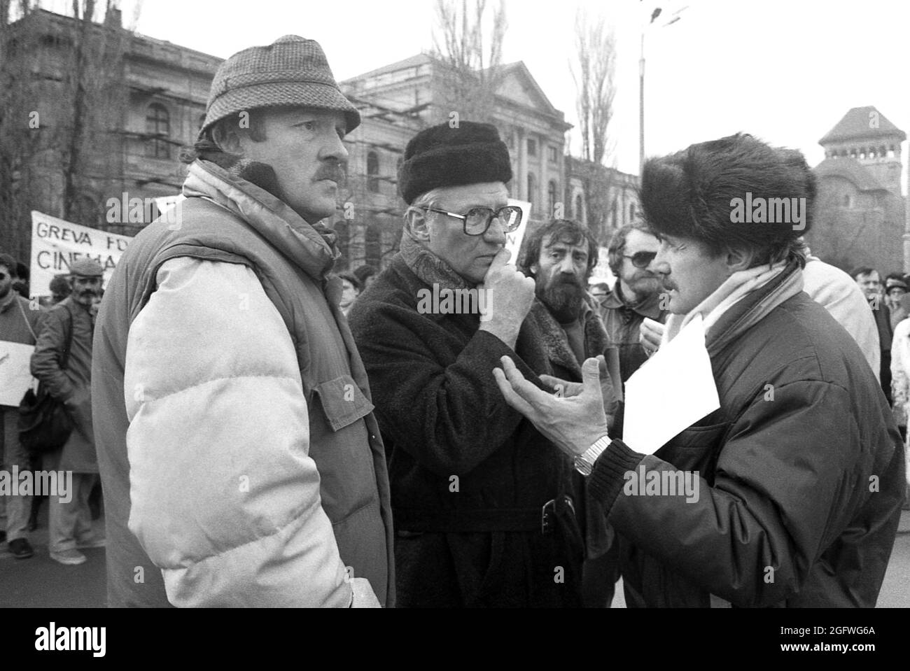 Bucarest, Romania,1990. I registi sciopero della fame, subito dopo la caduta del comunismo, con l'obiettivo di ottenere l'indipendenza dal Dipartimento della Cultura (Ministerul Culturii). La richiesta dei manifestanti è stata accettata dopo 4 giorni, ma un anno dopo la cinematografia rumena è stata nuovamente subordinata al governo. Da sinistra a destra: Attori Vladimir Gaitan & Victor Rebengiuc, e registi Constantin Vaeni & Mircea Daneliuc. Foto Stock