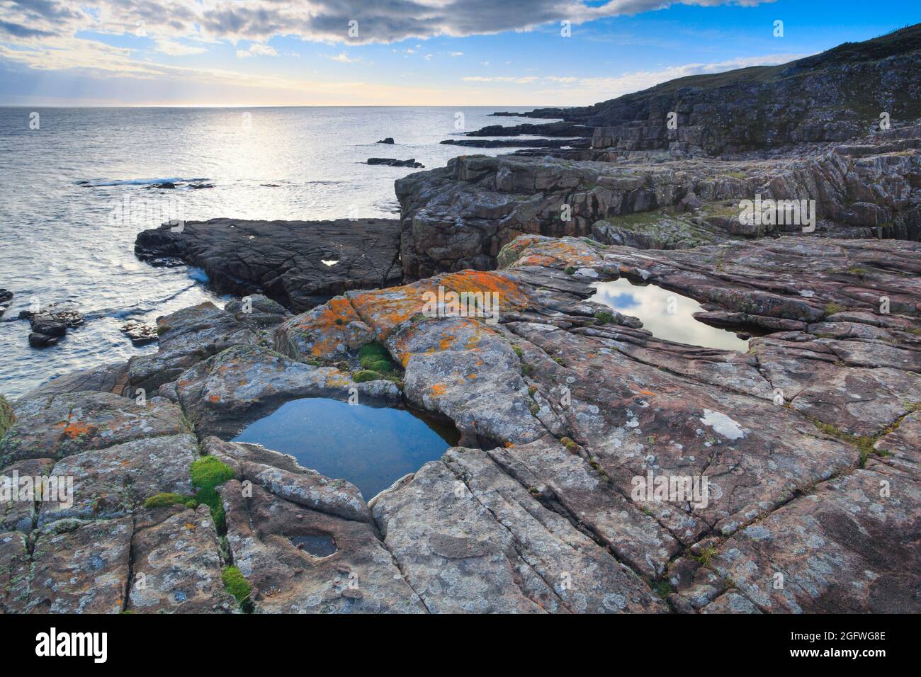 Lastre di roccia con pozzanghere sulla costa occidentale della Scozia, del Regno Unito, della Scozia, della Scozia Foto Stock