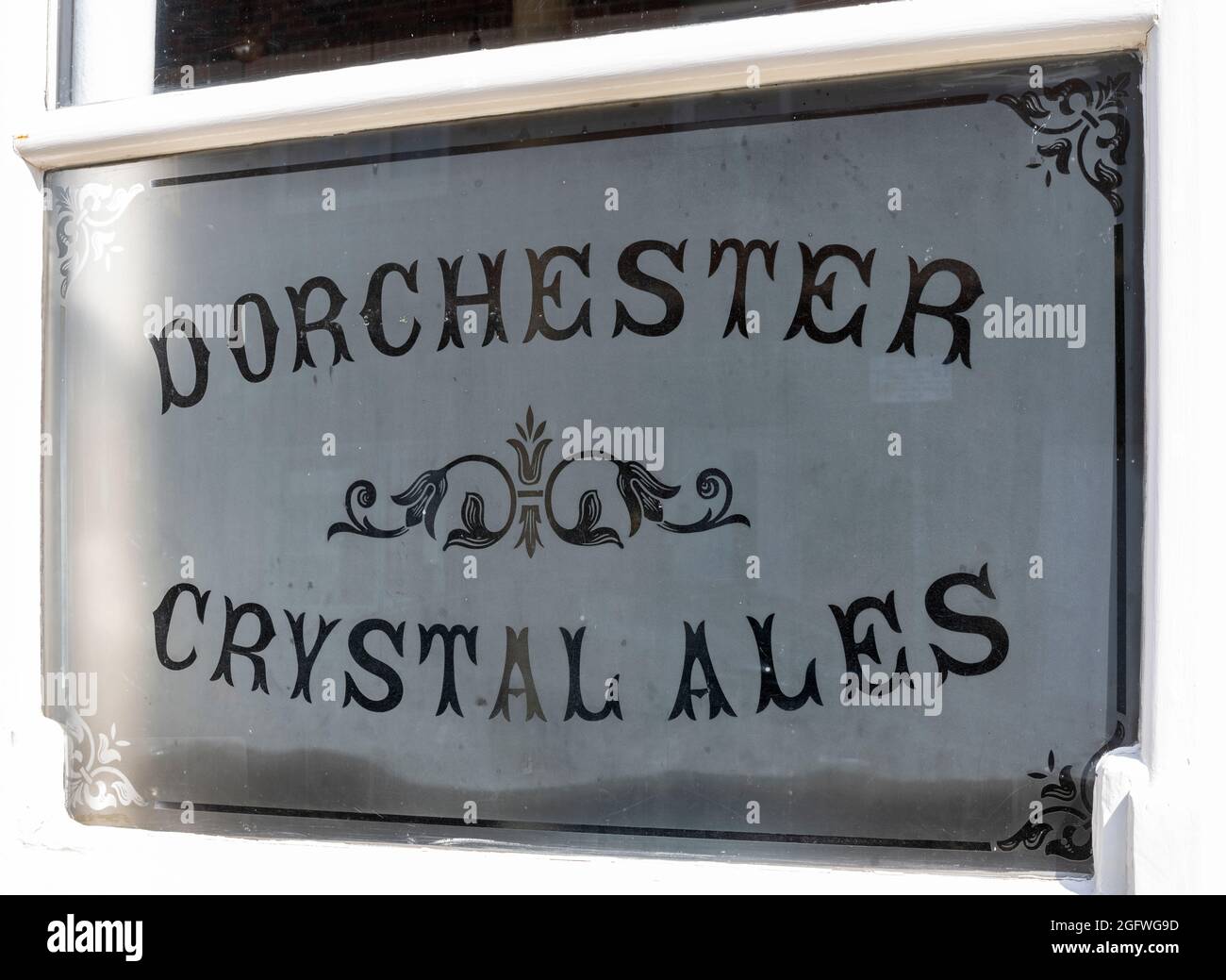 Pubblicità incisa della finestra per le birre di cristallo di Dorchester all'Eldon Arms - casa pubblica - Eldon Street, Southsea, Portsmouth, Hampshire, Inghilterra, REGNO UNITO. Foto Stock