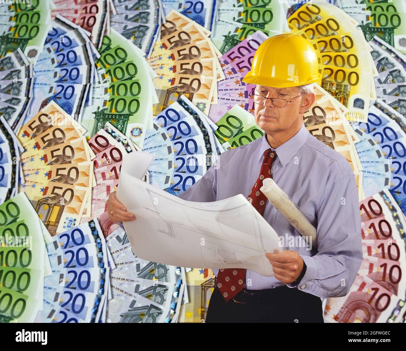 architetto con progetto di costruzione e elmetto, banconote in euro sullo sfondo Foto Stock