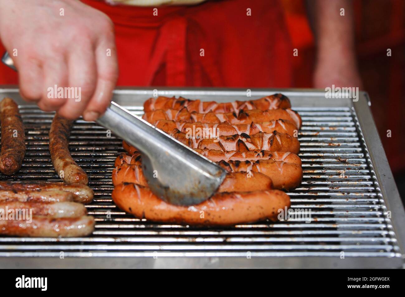 bratwurst su una griglia a gas Foto Stock