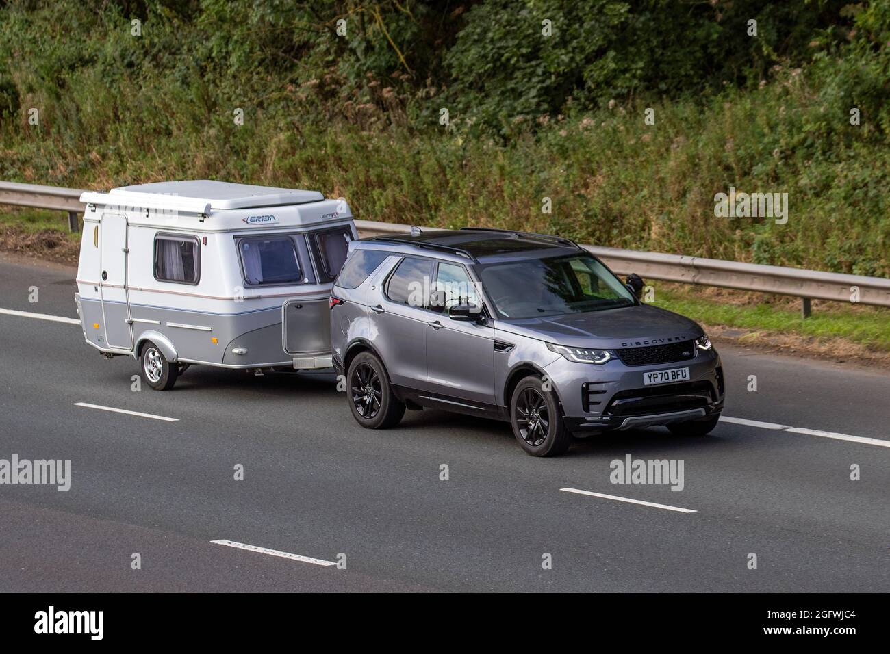2020 grigio Land Rover Discovery AMG GLC 43 4MATIC PREMIUM PLUS 2993cc traino Eriba Touring GT caravan pod su M6 Motoray UK Foto Stock