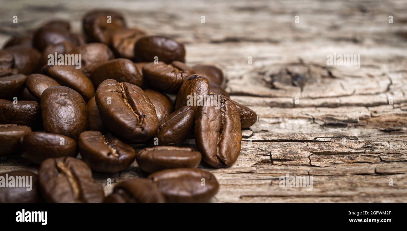 chicchi di caffè su sfondo di legno naturale vecchio primo piano Foto Stock