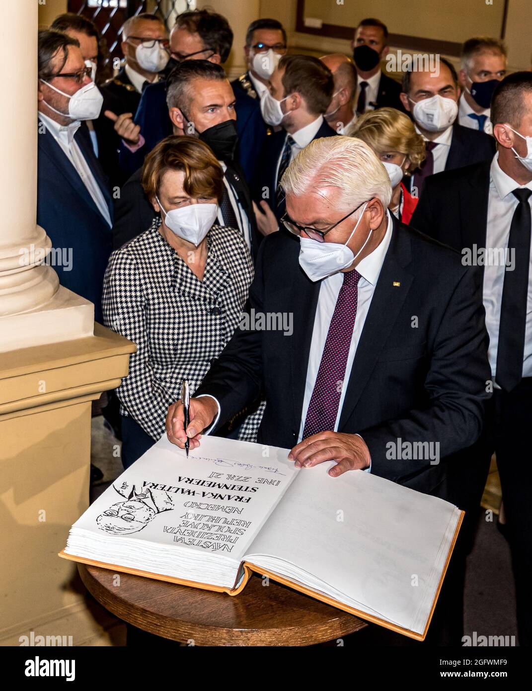 Usti nad Labem, Repubblica Ceca. 27 ago 2021. Il presidente tedesco Frank-Walter Steinmeier, a destra, e sua moglie Elke Budenbender, a sinistra, hanno firmato un libro per gli ospiti al Museo della Città di Usti nad Labem, Repubblica Ceca, il 27 agosto 2021, durante la loro visita della Repubblica Ceca. Il presidente Steinmeier con sua moglie ha visitato una mostra che mette in evidenza la coesistenza ceco-tedesca e incontra i rappresentanti della società civile. Credit: Vojtech Hajek/CTK Photo/Alamy Live News Foto Stock