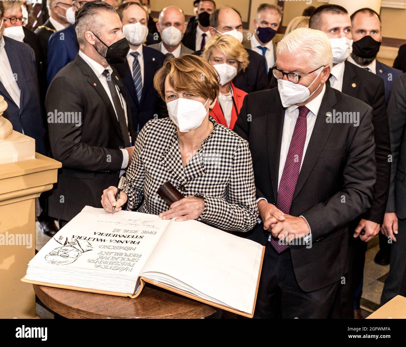Usti nad Labem, Repubblica Ceca. 27 ago 2021. Il presidente tedesco Frank-Walter Steinmeier, a destra, e sua moglie Elke Budenbender, a sinistra, hanno firmato un libro per gli ospiti al Museo della Città di Usti nad Labem, Repubblica Ceca, il 27 agosto 2021, durante la loro visita della Repubblica Ceca. Il presidente Steinmeier con sua moglie ha visitato una mostra che mette in evidenza la coesistenza ceco-tedesca e incontra i rappresentanti della società civile. Credit: Vojtech Hajek/CTK Photo/Alamy Live News Foto Stock