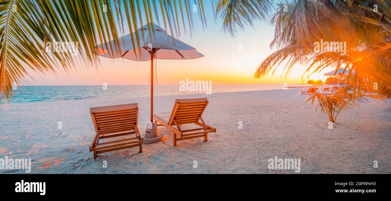 Lettini al mare di un tramonto meraviglioso Foto stock - Alamy