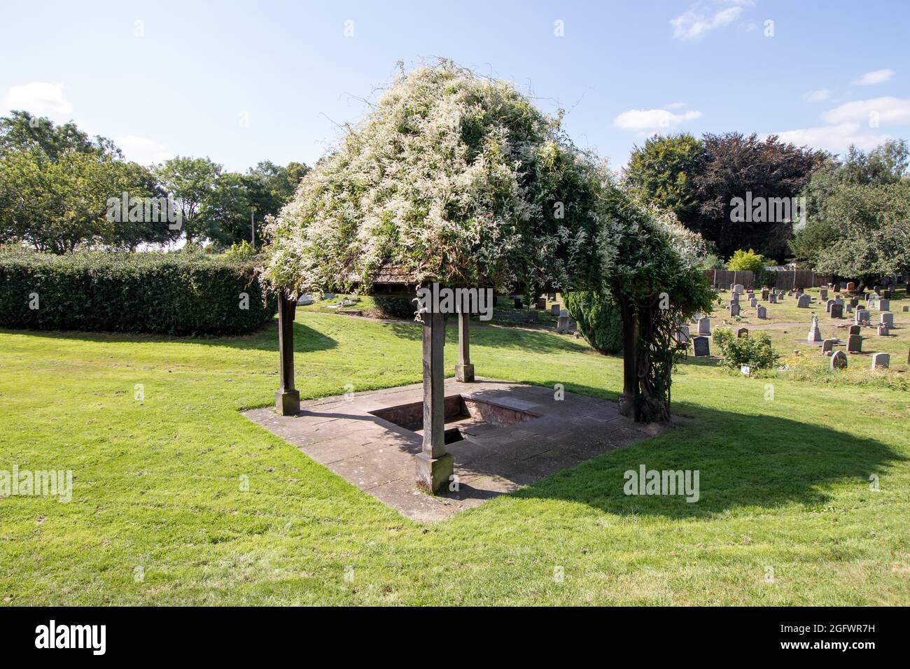 Il pozzo nel St Chad's Church Grounds, Lichfield. Il pozzo nel terreno della chiesa è l'inizio o la fine della strada dei due Santi tra Lichfield e Chester. La chiesa è conosciuta per i suoi collegamenti con San Ciad, Vescovo di Mercia nell'anno 669. Foto Stock