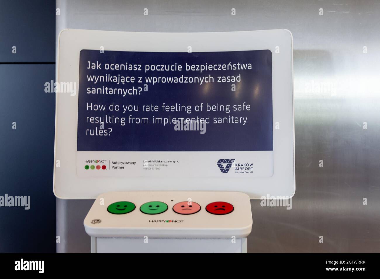 Dashboard con pulsanti per valutare la sensazione di sicurezza derivante dalle misure di sicurezza. L'Aeroporto Internazionale Giovanni Paolo II di Cracovia è un intern Foto Stock