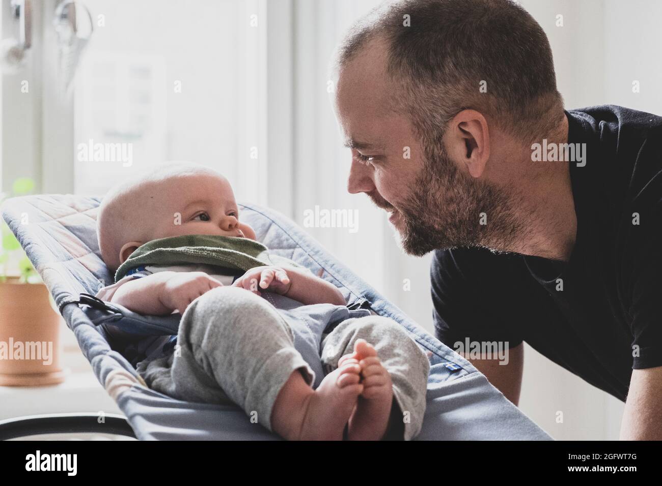 Padre con il bambino a casa Foto Stock