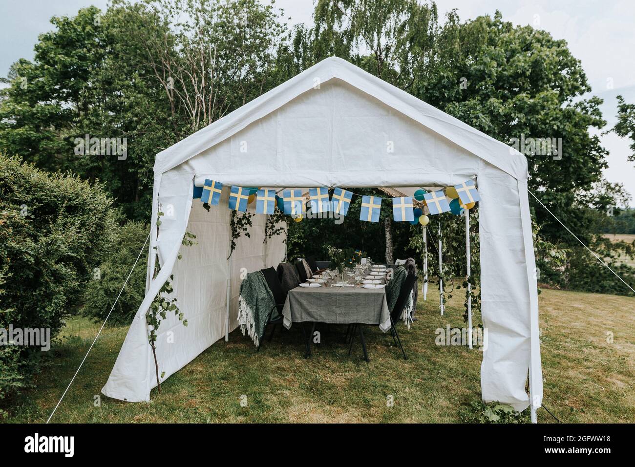 Gazebo con tavolo in giardino Foto Stock