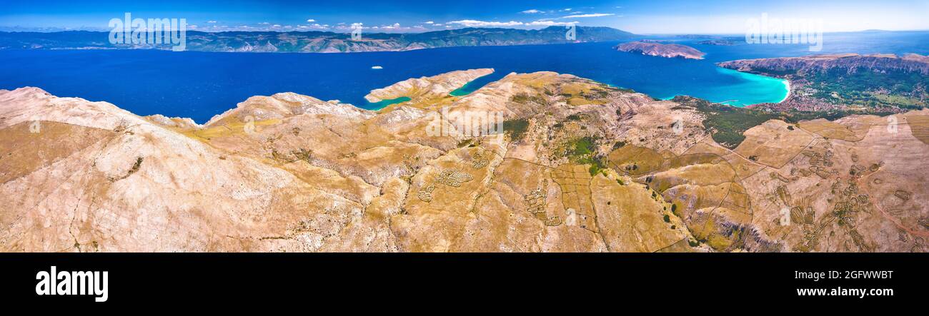 Moon Plateau pietra deserto altezze veduta panoramica aerea, vista di Baska, Senj, vela e Mala Luka sull'isola di Krk, Adriatico, Croazia Foto Stock