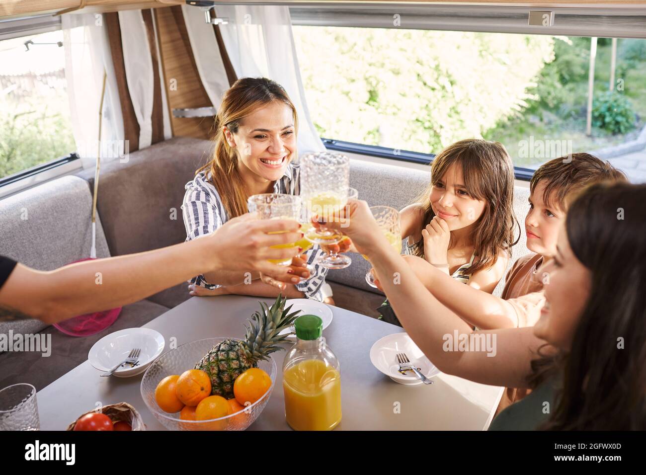 Famiglia che mangiano in camper van Foto Stock