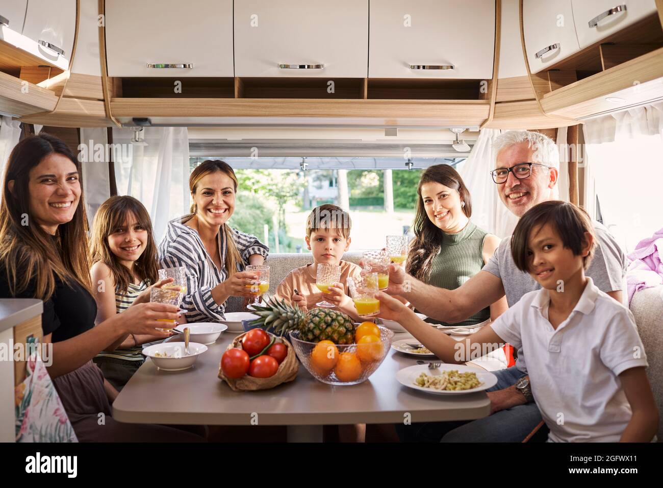 Famiglia che mangiano in camper van Foto Stock
