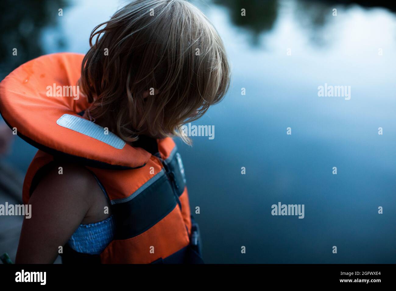 Ragazza con giubbotto salvagente in acqua Foto Stock