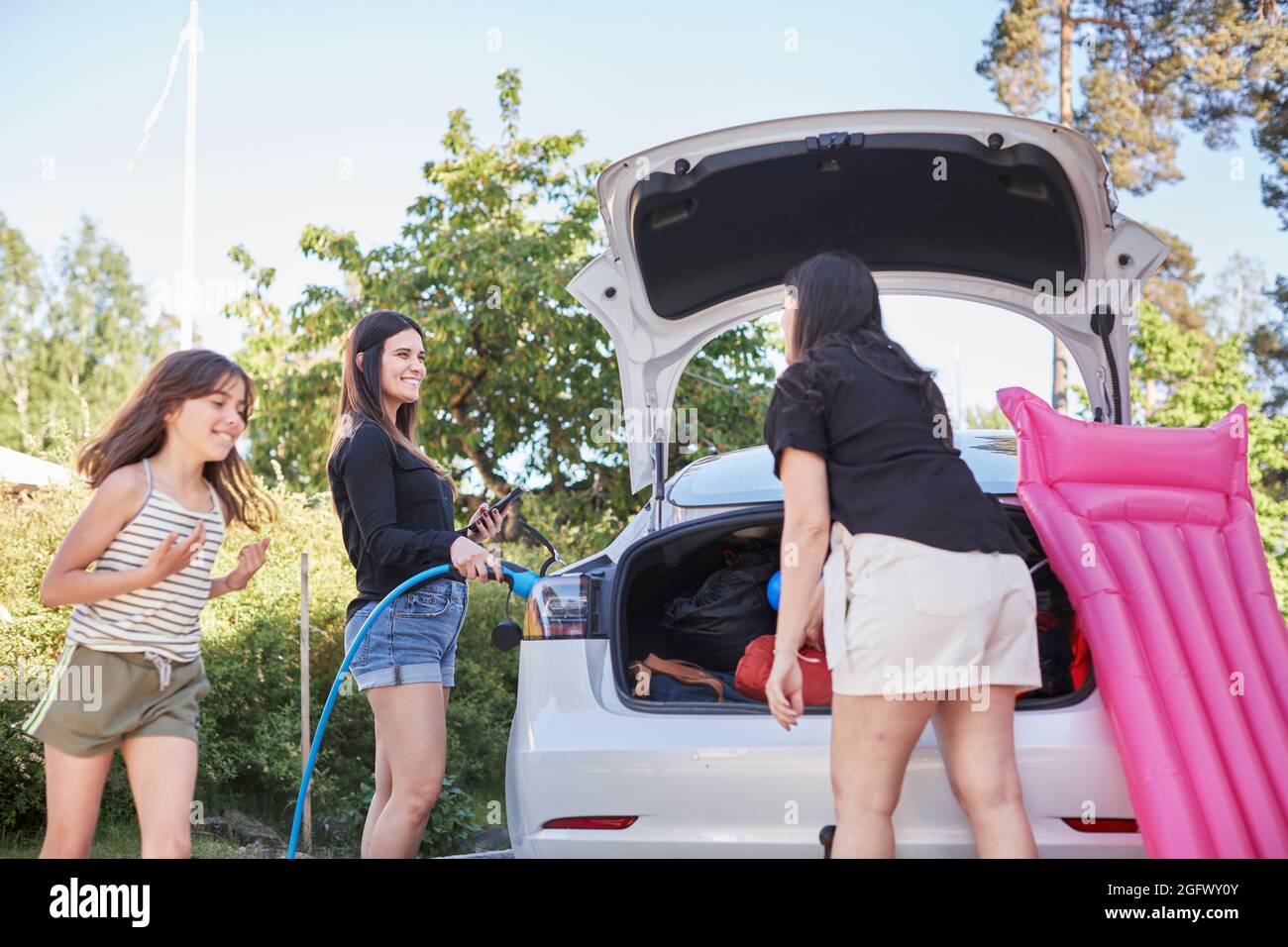 Famiglia imballaggio auto prima della vacanza Foto Stock