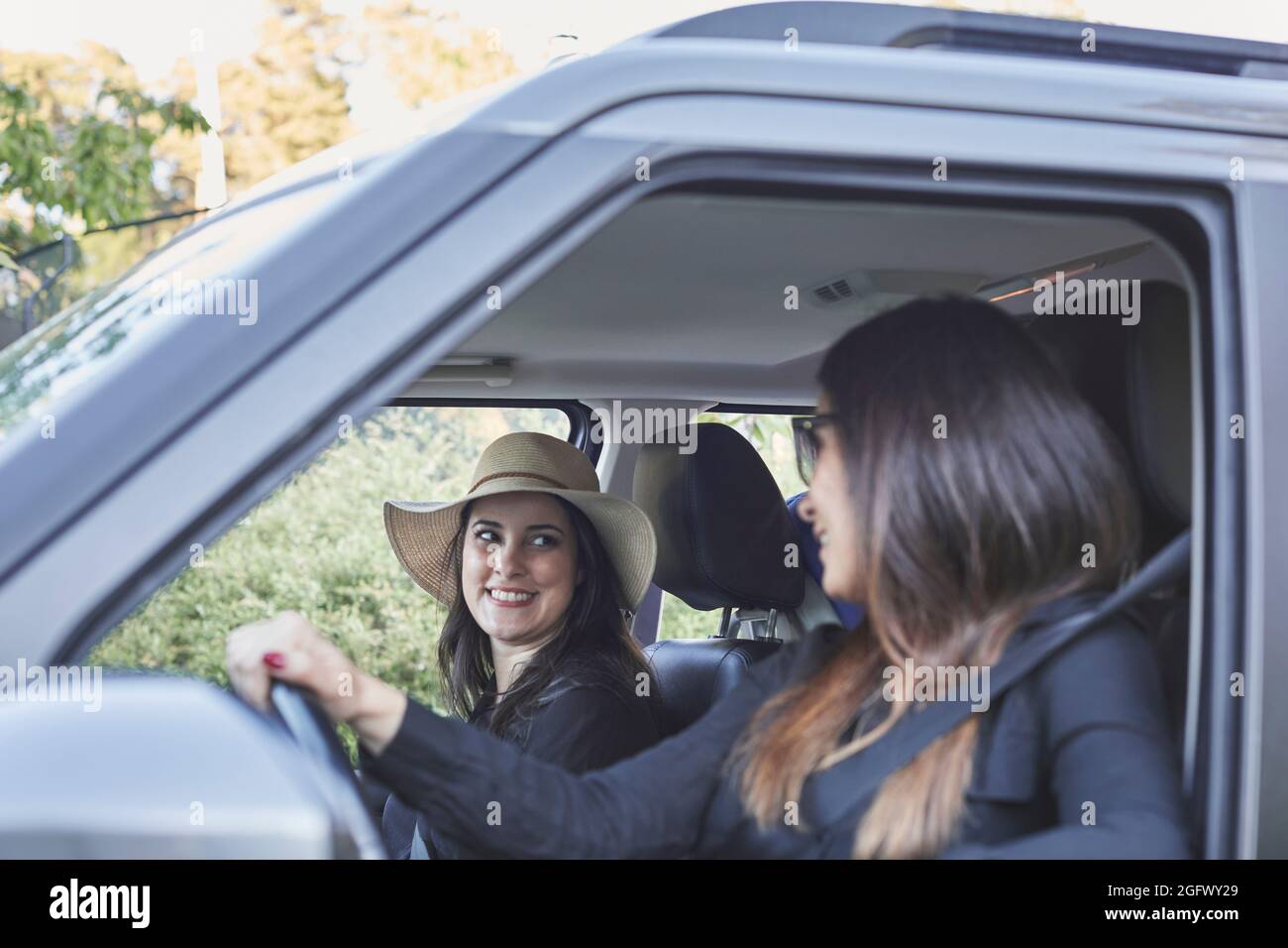 Donne sorridenti seduti in auto Foto Stock