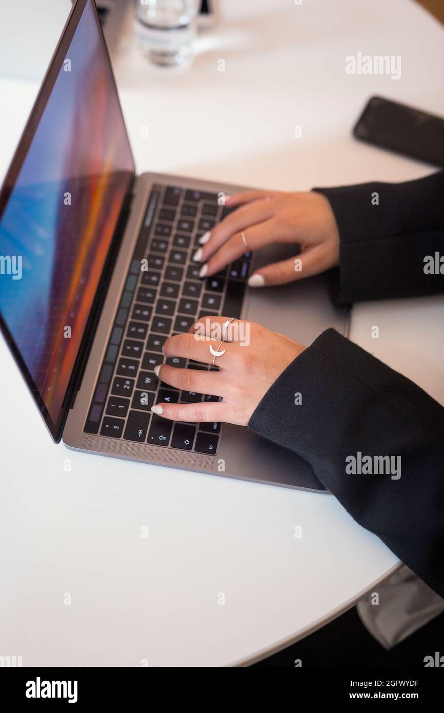 Le mani della donna sulla tastiera del computer portatile Foto Stock