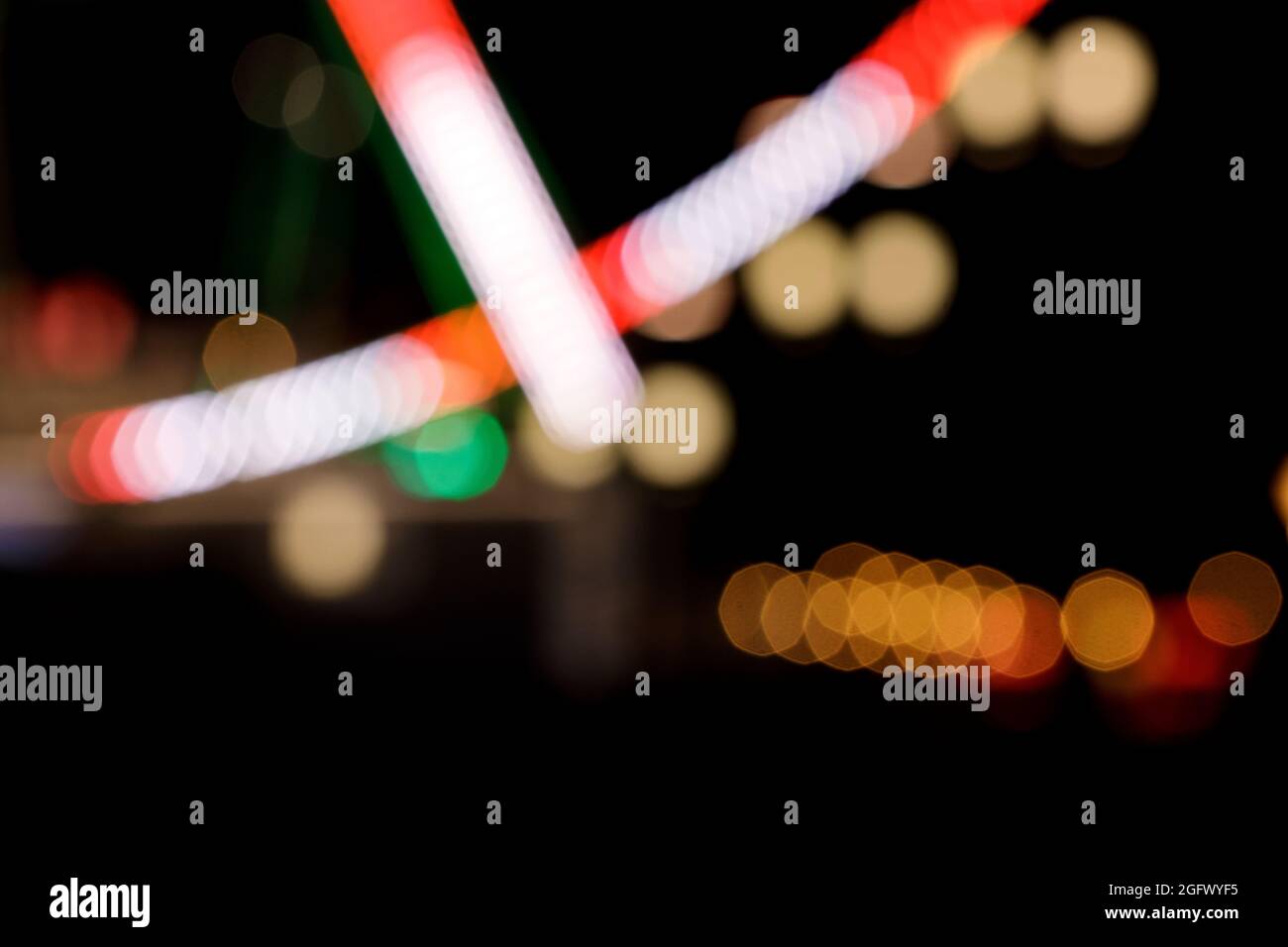 Sfondo bokeh circolare astratto, sfocato luci della città notte colorate. Foto Stock