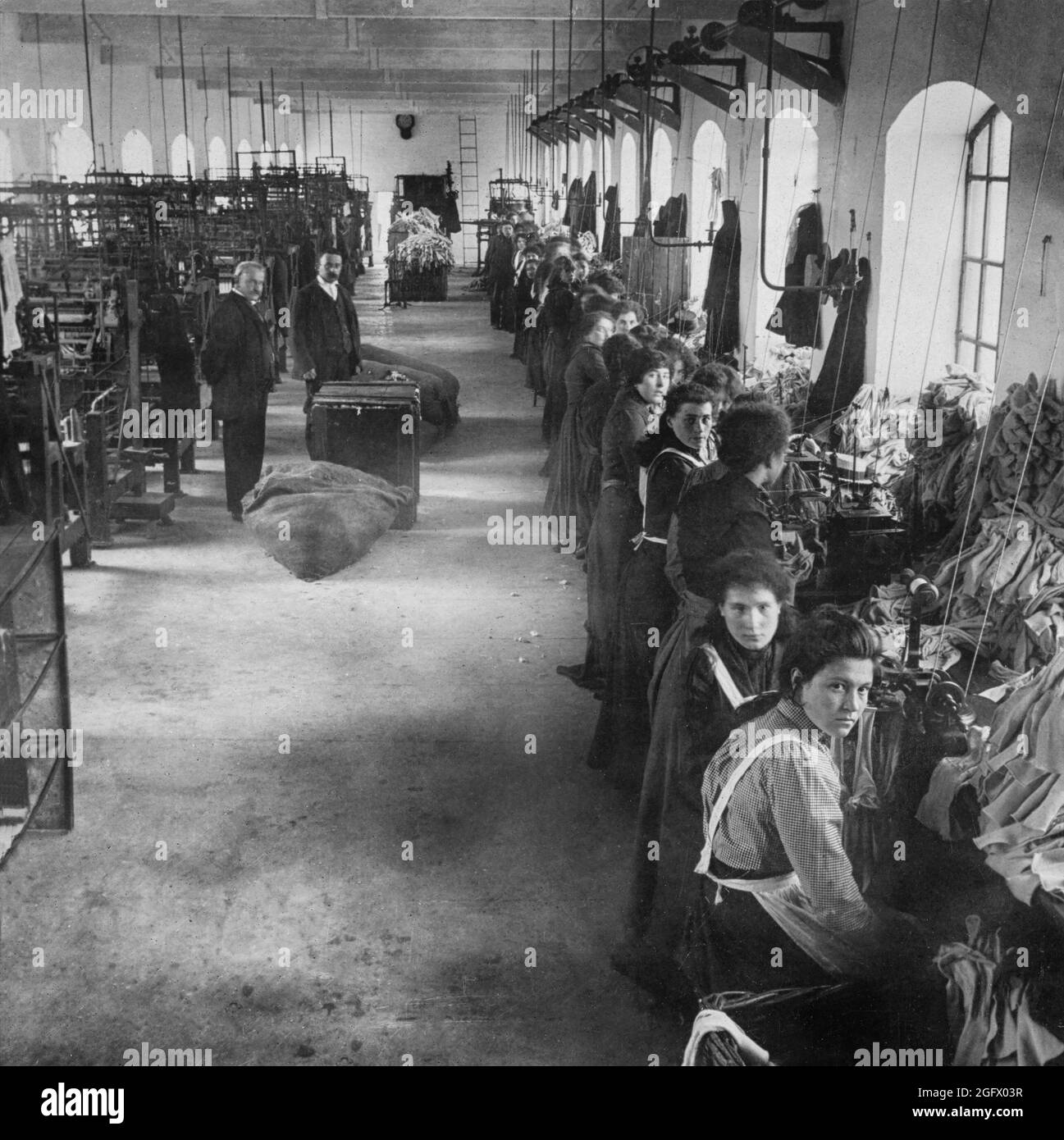 L'interno dei primi anni del XX secolo di una fabbrica di calze e biancheria nella zona di Balbriggan, County Meath, Irlanda. Si trattava di un'attività che si trovava nella zona da circa duecentocinquanta anni. Foto Stock