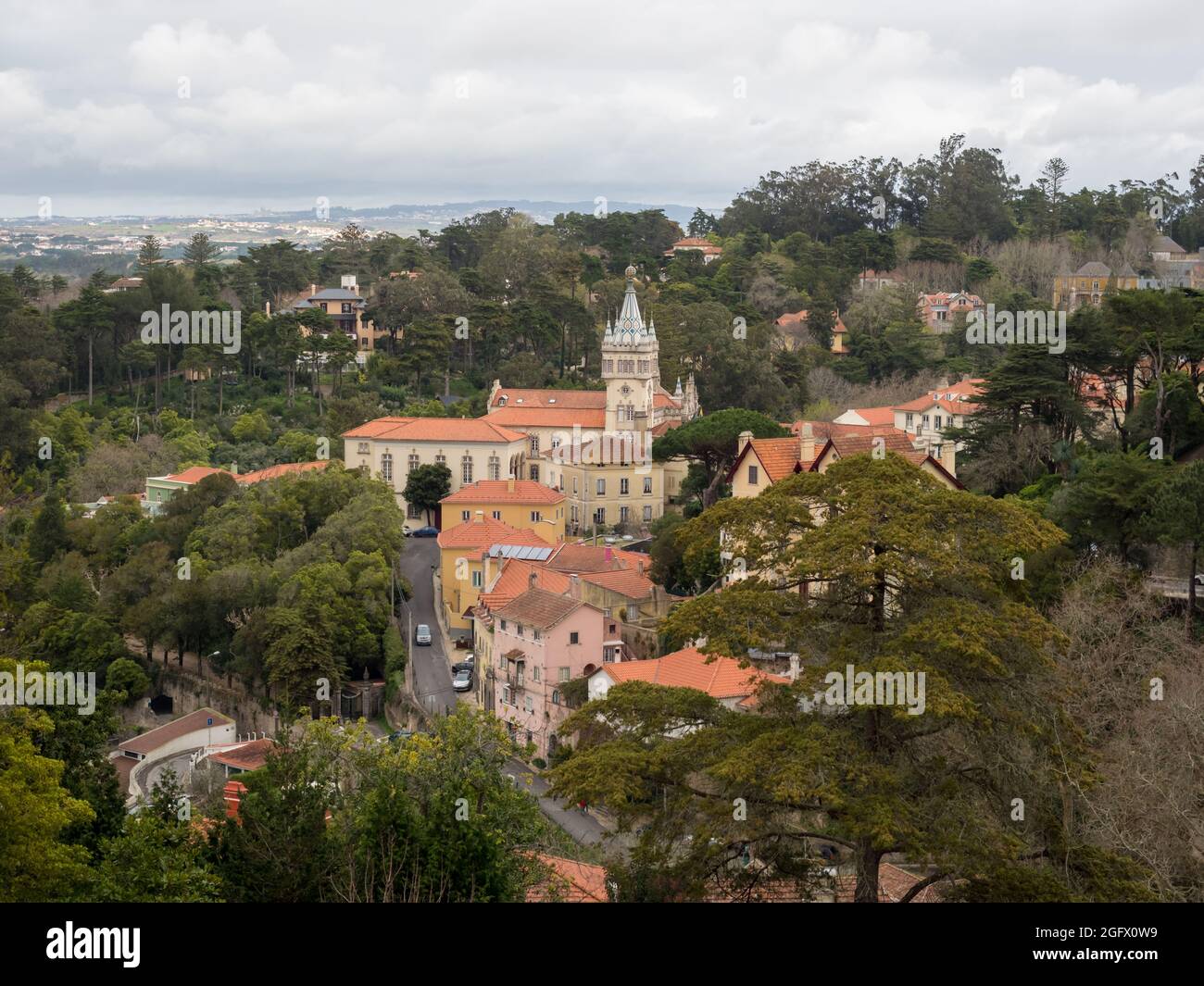 Portogallo-Gen 2019: Veduta aerea del centro storico di Sintra con la torre del Municipio. È una città della regione portoghese della Grande Lisbona, situata sulla Th Foto Stock
