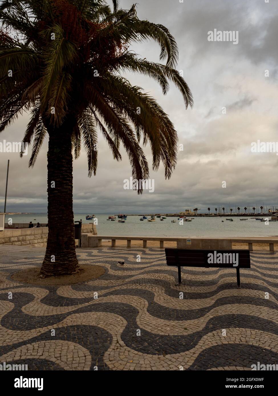 Cascais, Portogallo - Gen 2019: Vista sul lungomare, il porto turistico e la spiaggia di Ribeira a Cascais, Baía De Cascais Foto Stock