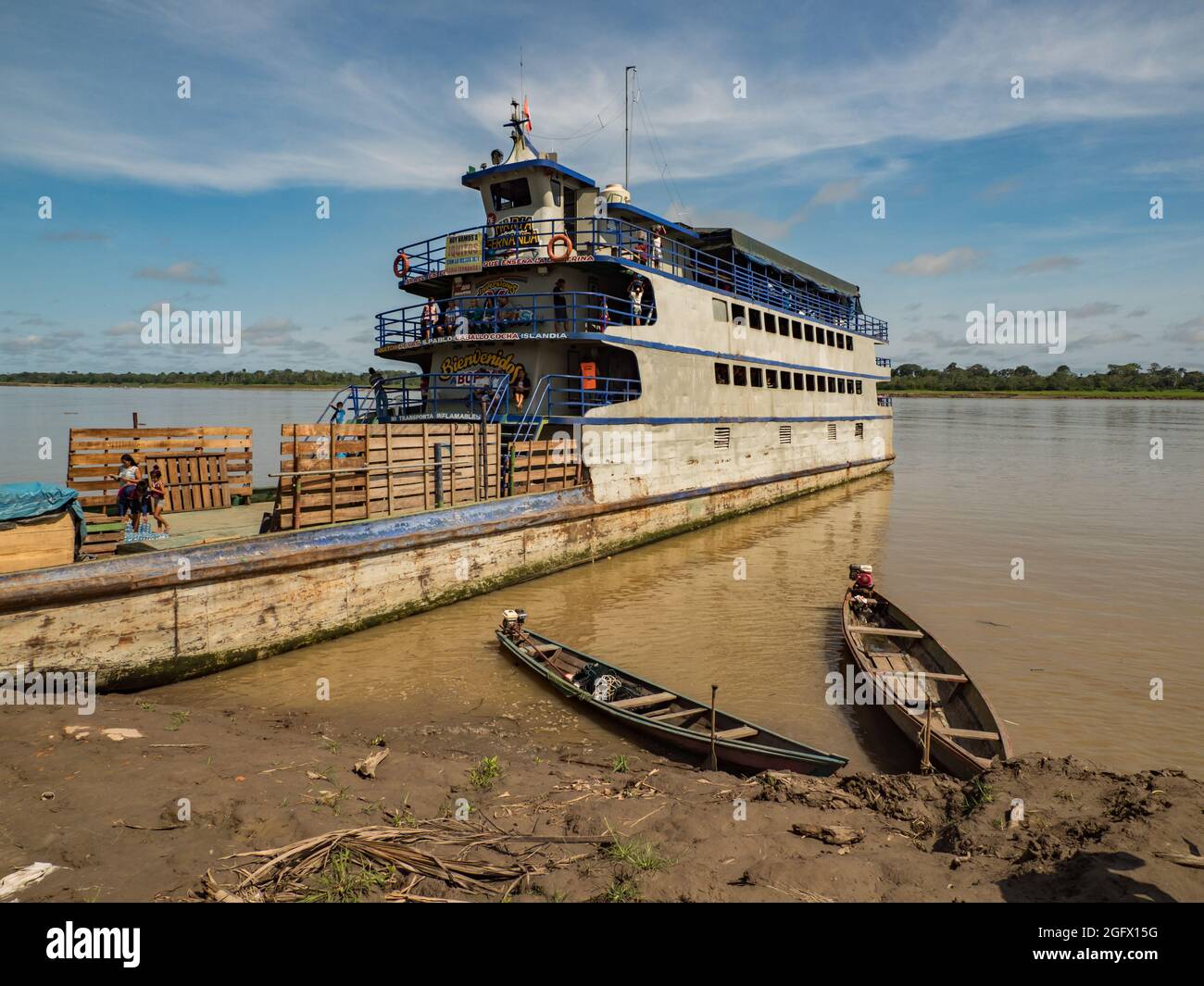 Caballococha, Perù - Sep, 2019: Traghetti sulla riva del Rio delle Amazzoni durante il mare a bassa acqua. Amazzonia, Sud America. Foto Stock