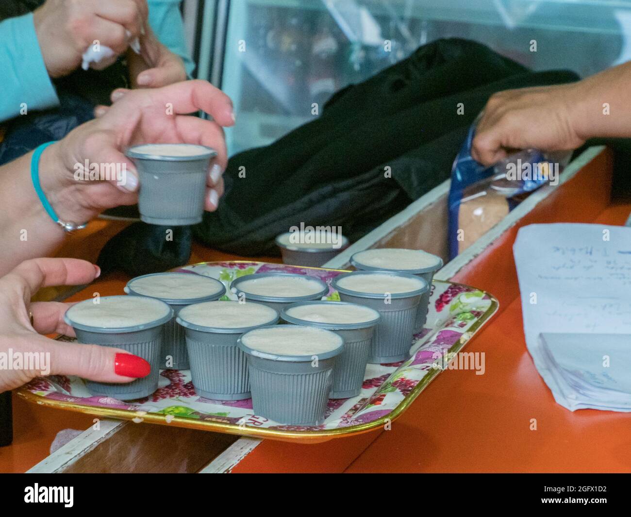 Bogota, Colombia - Nov, 2019: Degustazione di succhi di frutta freschi sul mercato della frutta a Bogota. America Latina. Foto Stock