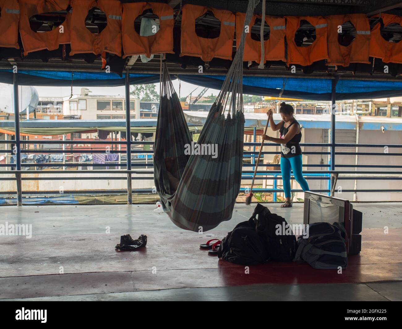 Iquitos, Perù - Sep, 2017: Ponte nave quasi vuoto sulla nave da carico all'inizio del viaggio. Amazonia, sentiero da Santa Rosa a Iquitos. Amazon R Foto Stock